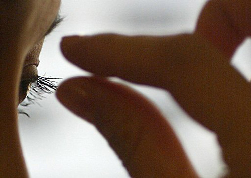 نجاح اول عملية زرع رموش لفتاة بريطانية!! نجاح اول عملية زرع رموش لفتاة بريطانية!!