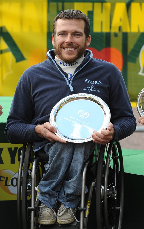 معاق يحطم الارقام القياسية في الصعود الى برج سدني!! معاق يحطم الارقام القياسية في الصعود الى برج سدني!!