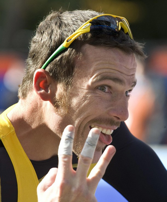 معاق يحطم الارقام القياسية في الصعود الى برج سدني!! معاق يحطم الارقام القياسية في الصعود الى برج سدني!!