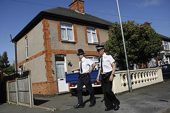 تقتل ابنتها المعاقة وتنتحر.. هروبا من السخرية والمضايقات!! تقتل ابنتها المعاقة وتنتحر.. هروبا من السخرية والمضايقات!!