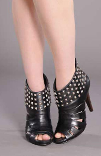 الصندل البوت آخر صيحات الموضة فى الصنادل 2010!! 