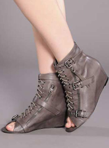 الصندل البوت آخر صيحات الموضة فى الصنادل 2010!! 