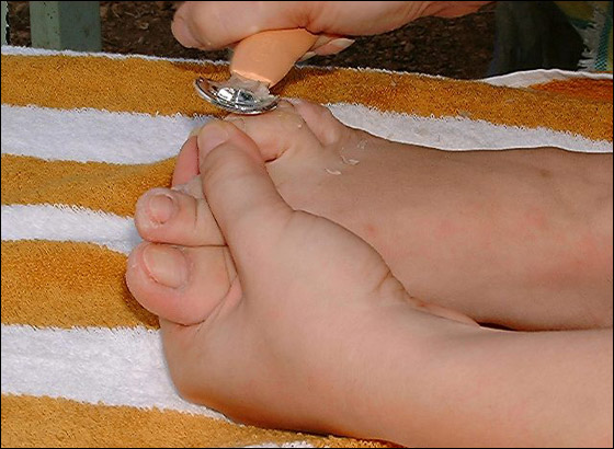 إليك من موقع شايف طريقة البديكير بالصور!!