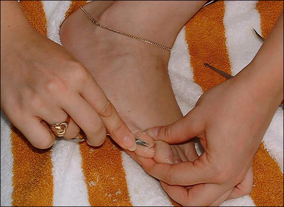 إليك من موقع شايف طريقة البديكير بالصور!!