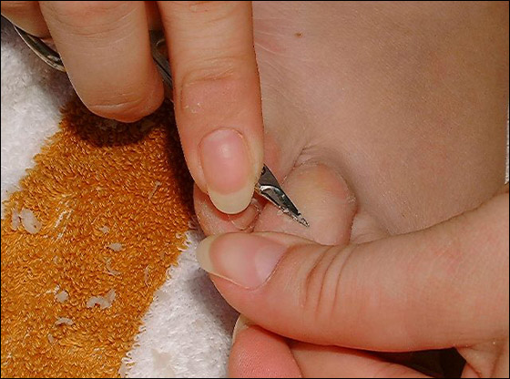 إليك من موقع شايف طريقة البديكير بالصور!!