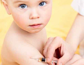 ملعقة سكر للطفل قبل اللقاح تخفف ألم وخز الإبرة!