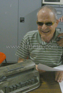 كفيف يصلح آلات الطباعة ويتفوق على 4000 معلم مبصر! 