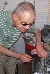 كفيف يصلح آلات الطباعة ويتفوق على 4000 معلم مبصر! 