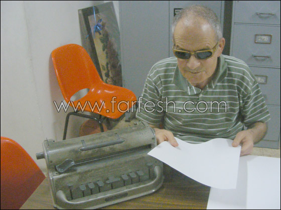 كفيف يصلح آلات الطباعة ويتفوق على 4000 معلم مبصر! 