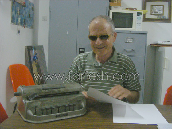 كفيف يصلح آلات الطباعة ويتفوق على 4000 معلم مبصر! 