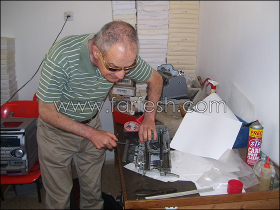 كفيف يصلح آلات الطباعة ويتفوق على 4000 معلم مبصر! 