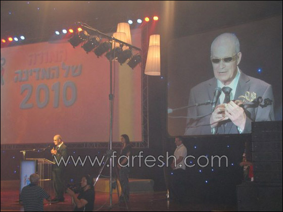 كفيف يصلح آلات الطباعة ويتفوق على 4000 معلم مبصر! 