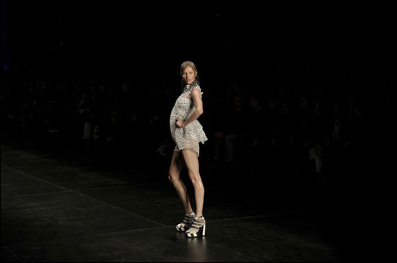 العارضة صاحبة أعلى أجر في العالم تعود إلى المنصات!