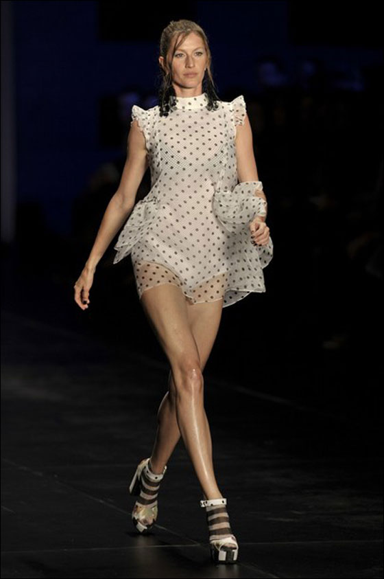 العارضة صاحبة أعلى أجر في العالم تعود إلى المنصات!