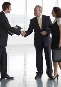 اليكم المعايير لمصافحة مثالية!