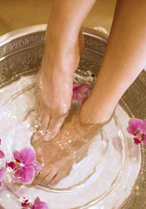 كيف تتخلصين من مشكلة تشقق قدميك؟!