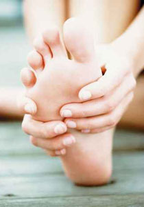 كيف تتخلصين من مشكلة تشقق قدميك؟!