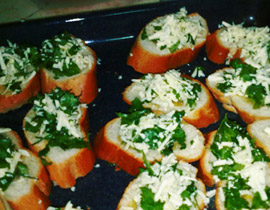 اليكم طريقة تحضير خبز بالثوم والجبنة