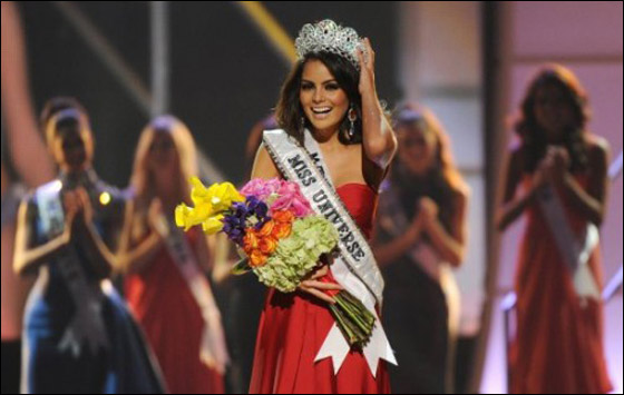 المكسيكية السمراء هيمينا نافاريتي تتوج ملكة جمال الكون!!