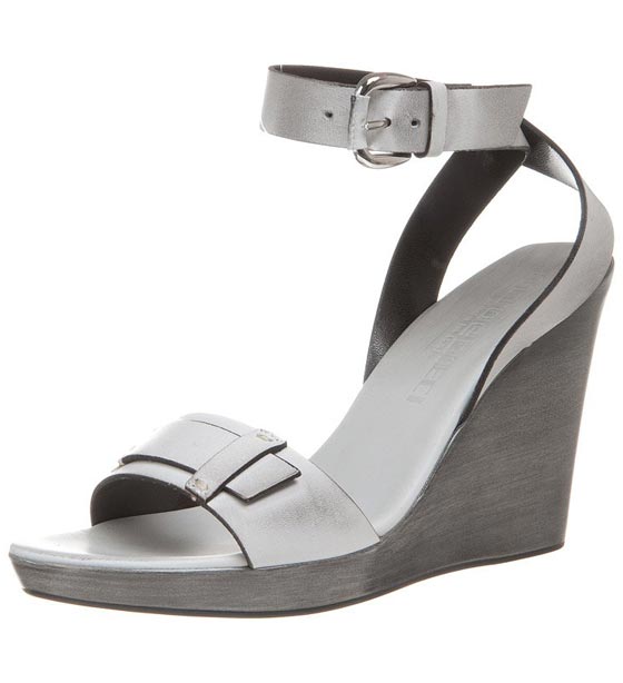 صنادل راقية بمختلف الألوان 