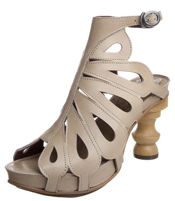 صنادل راقية بمختلف الألوان 