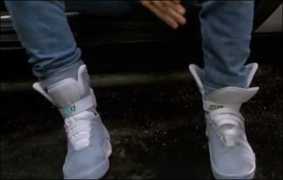 جديد في Nike: آحذية آلية تربط نفسها بنفسها!