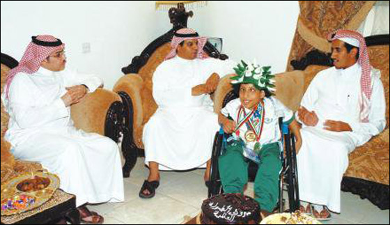 سعودي يتحدى اعاقته.. ويحصد 6 ميداليات في السباحة!!