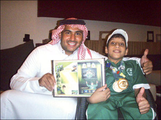 سعودي يتحدى اعاقته.. ويحصد 6 ميداليات في السباحة!!
