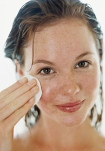 ما هي الامور التي تساعد على شيخوخة الجلد؟