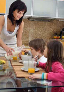 احذروا: الالحاح على اطفالكم لتناول الطعام يؤدي لاضطرابات في الغذاء!