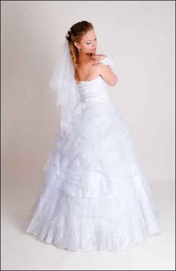 للمقبلات على الزواج.. اليكن تشكيلة رائعة من فساتين الزفاف!!