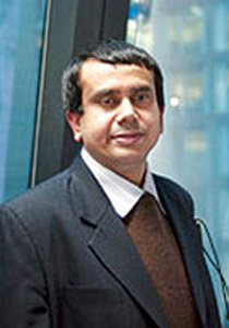 كفيف هندي يحقق حلمه ويدير مليارات الدولارات في بنك بلندن!