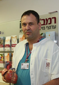 طبيب عربي سد ثقبا نازفا في القلب بإصبعه وأنقذ حياة المصاب!