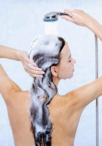 اليكن افضل طريقة لغسل الشعر ومساعدته على النمو!!