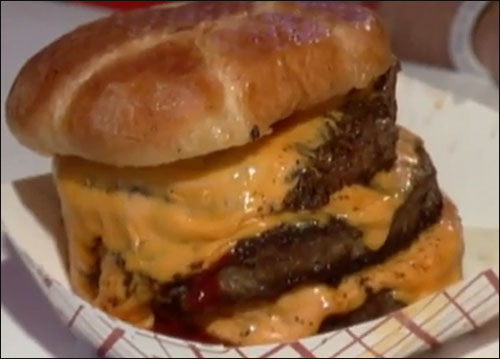 مطعم "النوبة القلبية" يصرح بان طعامه مضر والمئات يذهبون اليه!