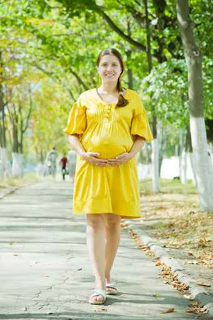 للنساء الحوامل.. شاهدوا اجمل الملابس لفترة الحمل!!