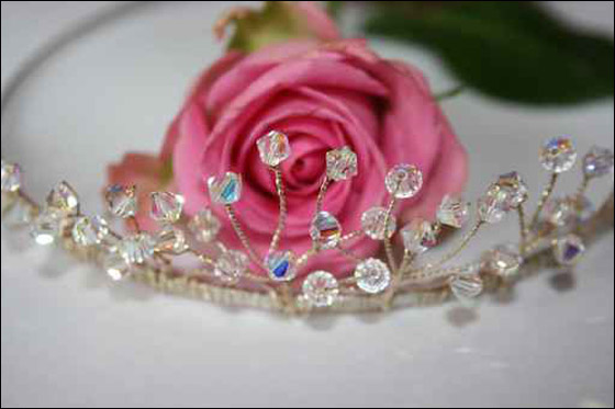 الى كل عروس.. اليك تشكيلة من التيجان لتتالقي يوم زفافك!