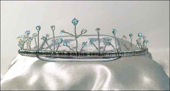 الى كل عروس.. اليك تشكيلة من التيجان لتتالقي يوم زفافك!