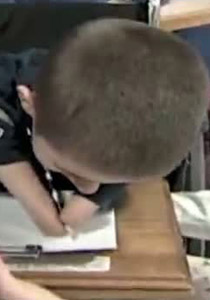 طفل بدون ذراعين يبدع في الكتابة ويحظى بجائزة تقديرية!!