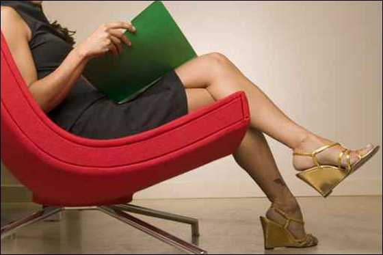 بالصور.. صنادل مريحة وعصرية ذو الكعب السميك!