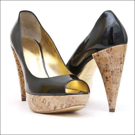 بالصور.. صنادل مريحة وعصرية ذو الكعب السميك!