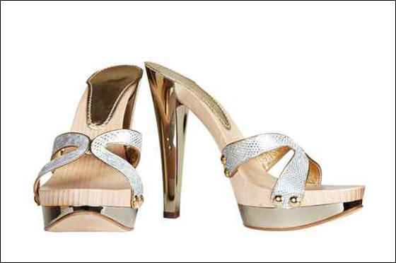 بالصور.. صنادل مريحة وعصرية ذو الكعب السميك!