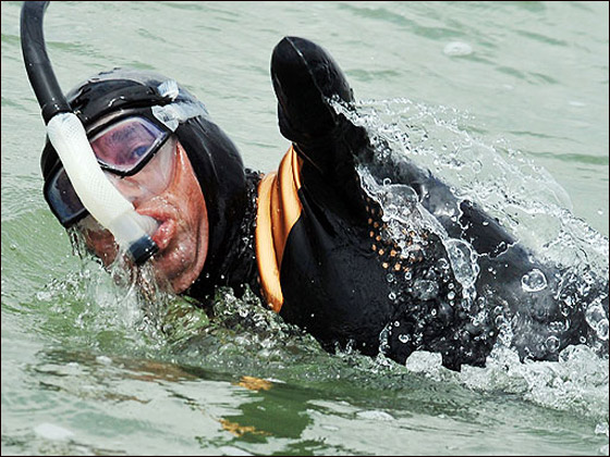 ما من مستحيل: مبتور الساقين والذراعين يجوب العالم سباحة