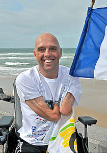 ما من مستحيل: مبتور الساقين والذراعين يجوب العالم سباحة 