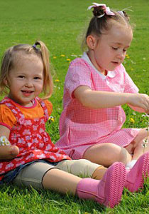 طفلة مبتورة الاطراف ترتدي حذائها المفضل مجددا بفضل ساقي الاميرة