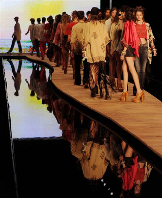 بالفيديو: عارضة أزياء متحولة جنسيا تتالق في اسبوع الموضة! بالفيديو: عارضة أزياء متحولة جنسيا تتالق في اسبوع الموضة!