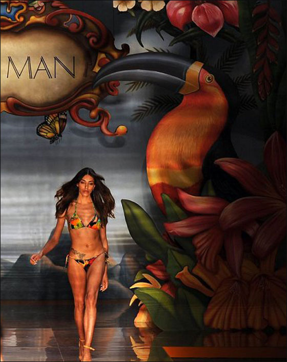 بالفيديو: عارضة أزياء متحولة جنسيا تتالق في اسبوع الموضة! بالفيديو: عارضة أزياء متحولة جنسيا تتالق في اسبوع الموضة!