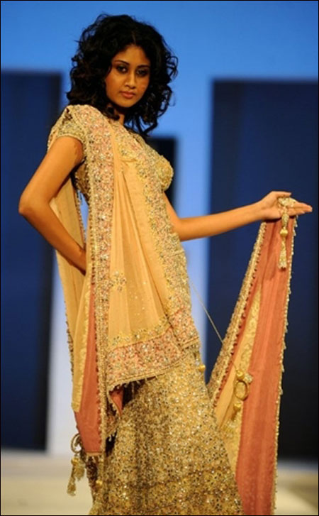 بالصور.. عرض أزياء مدهش في كولومبو!! 