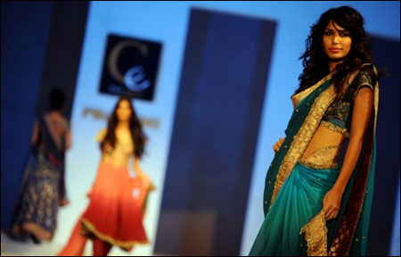 بالصور.. عرض أزياء مدهش في كولومبو!! 