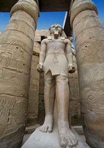 كفيف يعمل في الارشاد السياحي ويرشد باللمس ما لا يرى بالعين!